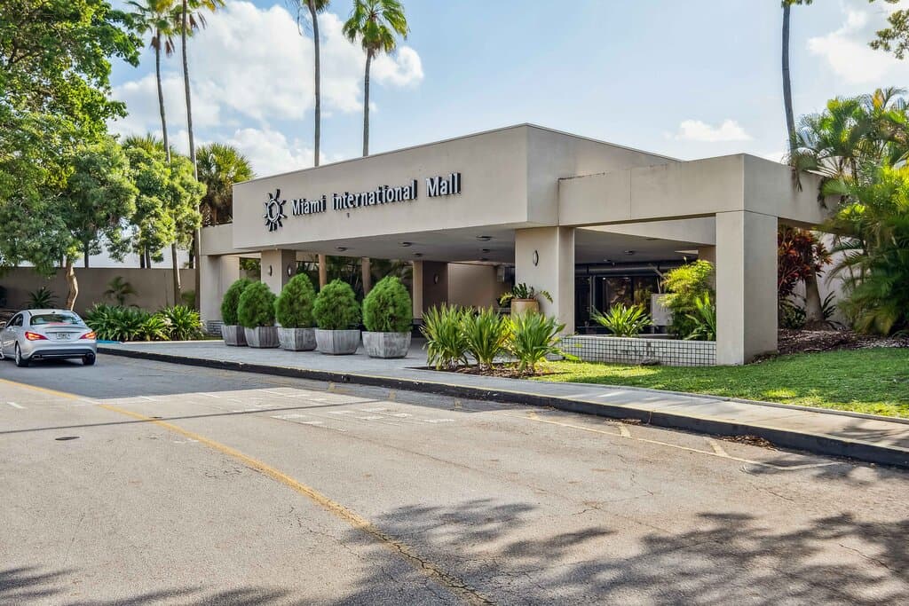 Miami International Mall - Lenscrafter Entrance