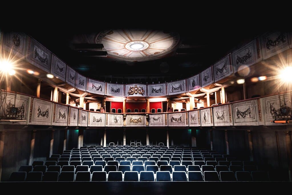Der Theatersaal mit Blick von der Bühne