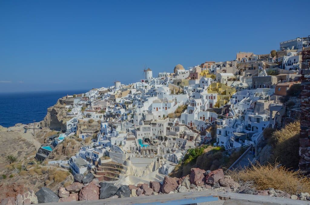 Widok na wiatrak w Oia