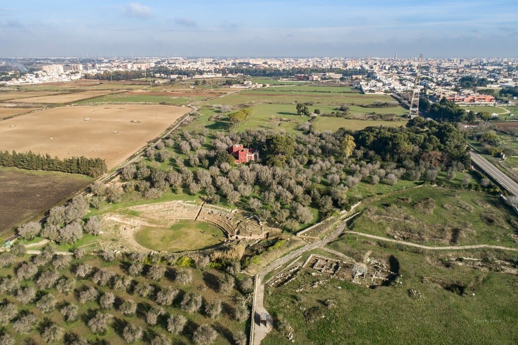 Vista aerea dell'anfiteatro. Sullo sfondo la città di Lecce (riprese da drone di Roberto Leone)
