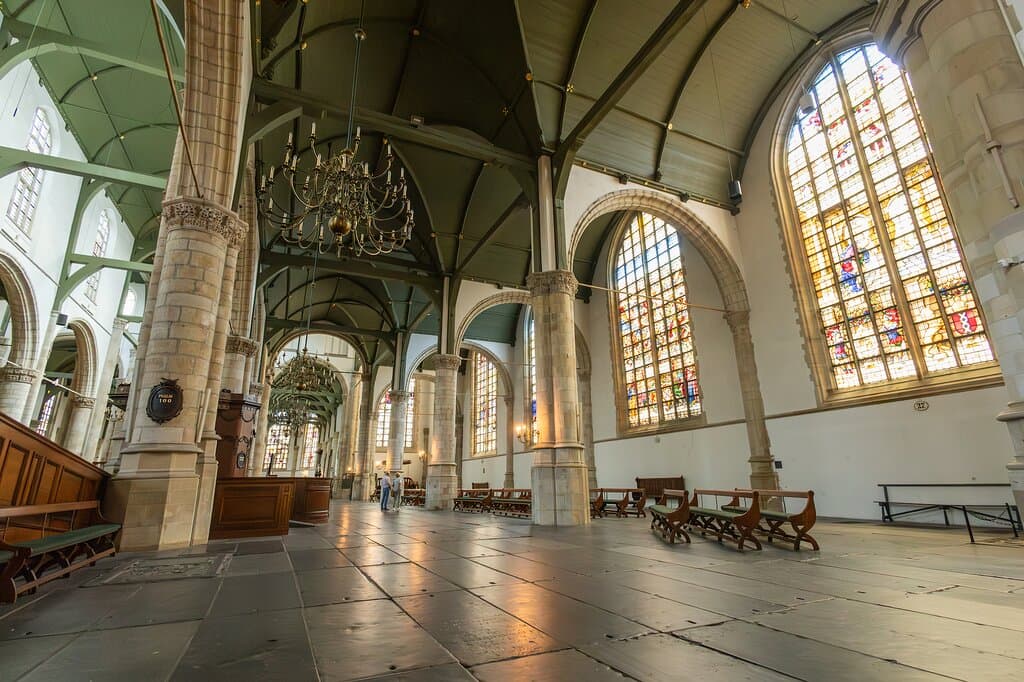 De Sint-Jan is de langste kerk van Nederland en bevat 72 gebrandschilderde ramen, gemaakt door bekende namen als Dirck en Wouter Crabeth.