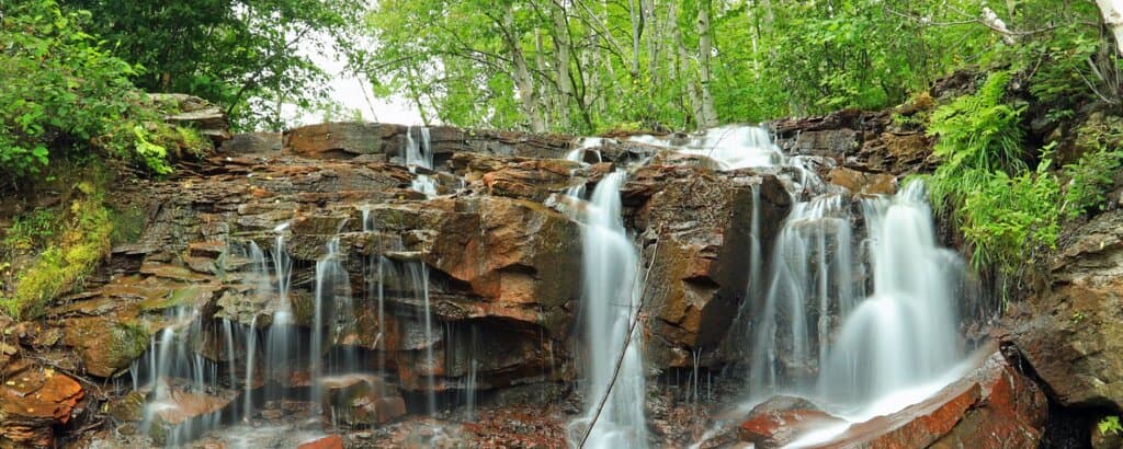 Curug Parigi memiliki ketinggian sekitar 10 meter dengan aliran air yang jernih dan menyegarkan. Dikelilingi pepohonan rindang, suasana di sekitar curug begitu asri dan tenang. Cocok banget untuk menenangkan diri dari hiruk pikuk kota sambil bersantai dan memainkan slot gacor disitus elangbola yang gampang menang dan gampang jackpotnya dijamin bakal bikin kamu lebih seru dan lupa sejenak dengan kesibukan sehari-hari