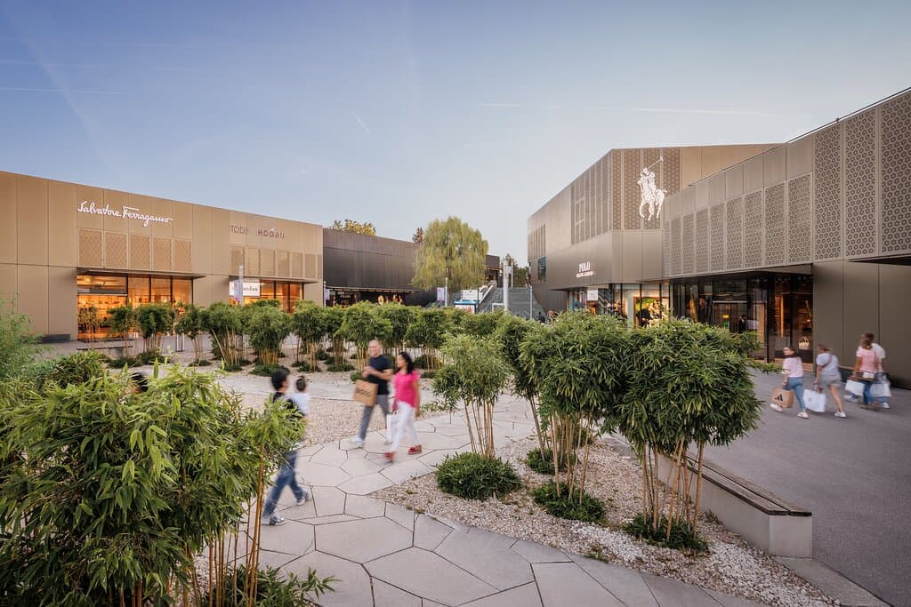 Unter den Dächern preisgekrönter Architektur überzeugen namhafte Designgrößen in puncto Atmosphäre, Auswahl und Angebot.