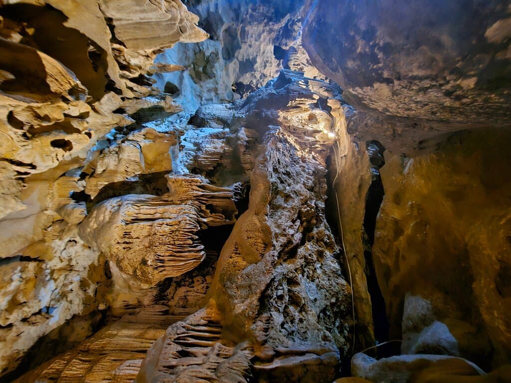 Hoa Cuong Cave