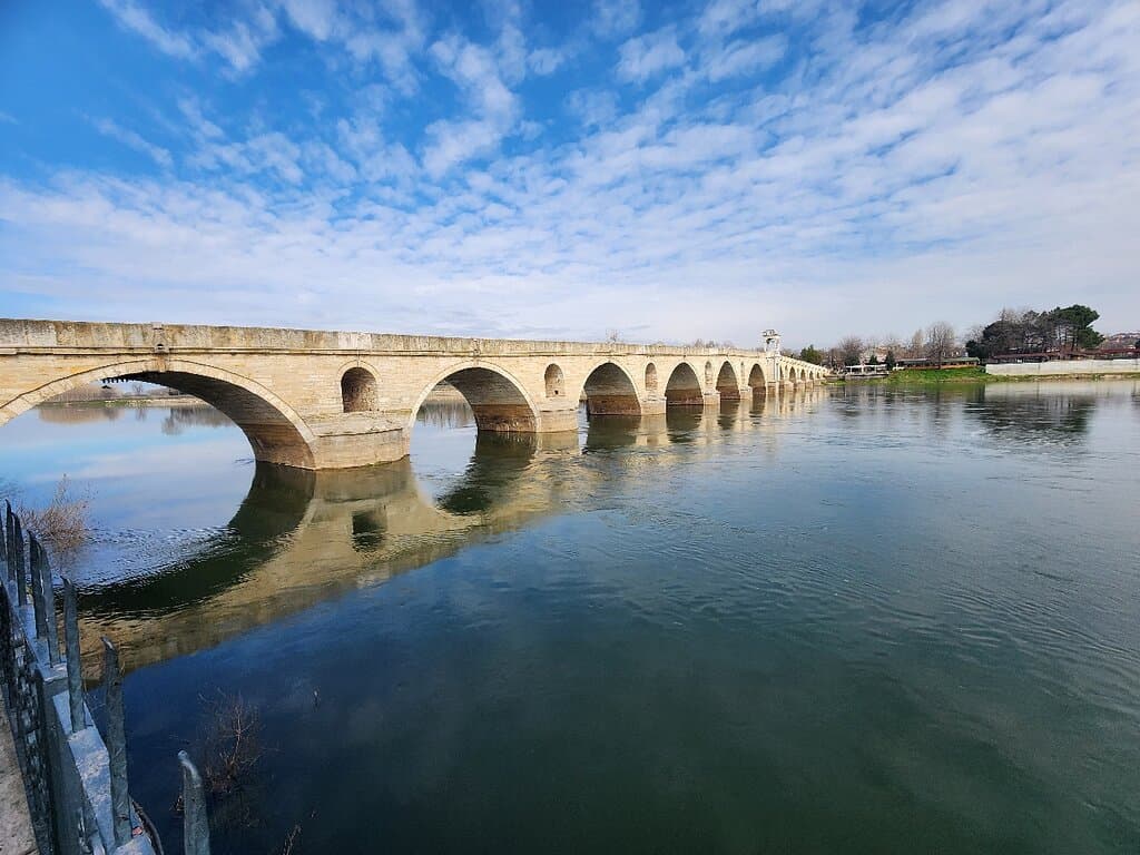 Ortam çok iyi. Tarihi bir bölge. Tarihi bir köprü