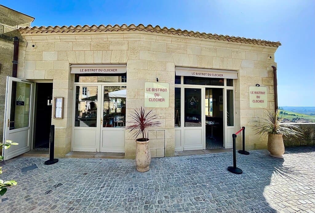 Situé en haut de la cité médiévale, c'est l'endroit idéal pour profiter de Saint-Emilion.