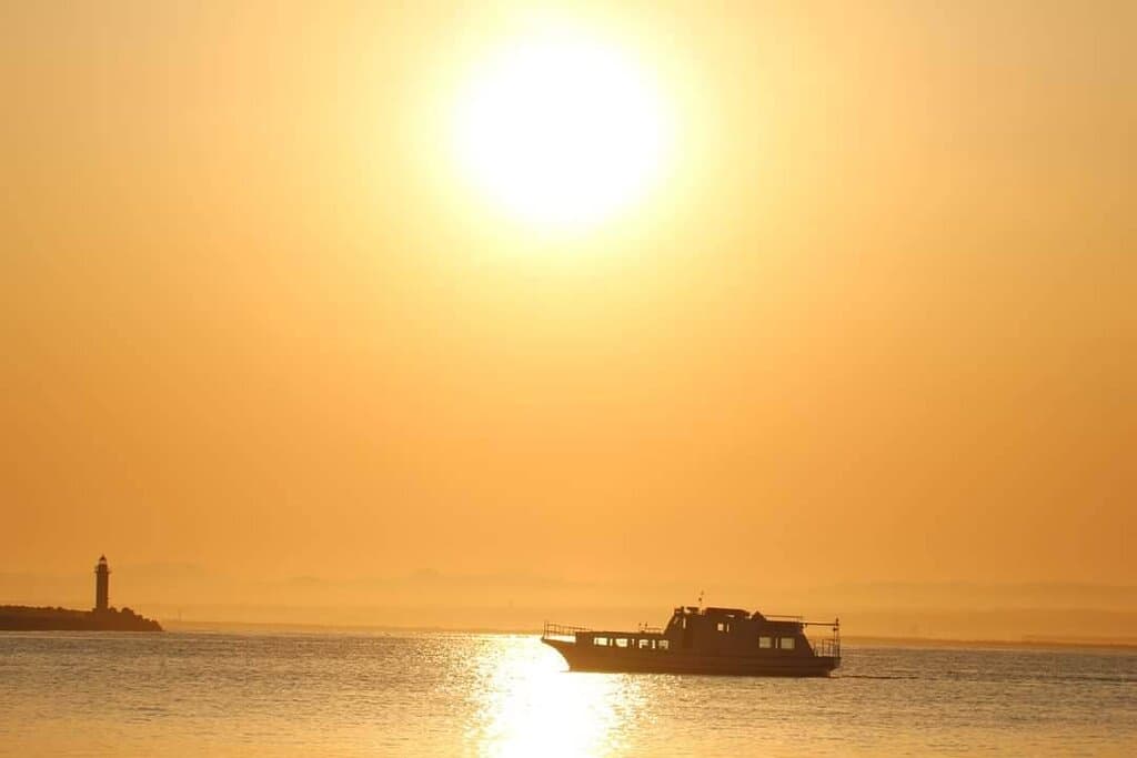 「世界三大夕日へLet's　Go!釧路発見！サンセットクルーズ」

2024年4月29日(月)よりシーズンがスタートします。世界三大夕日として知られる「釧路の夕日」。船内ではガイドによる案内を聞きながら釧路港を巡ります。夕日だけではなく、海鳥たちとのモグモグタイムや巨大な貨物船との遭遇もお楽しみいただけます。
天気に恵まれれば、まるで空が魔法にかかったような色合いを見せるマジックアワーや、目を奪われるブルーモーメント、さらには太陽が沈む瞬間に太陽の輪郭の一部が緑色の光を放つグリーンフラッシュを見ることができます。
美しい夕焼けに包まれながら、船上での特別なひとときをお過ごしください。
皆様のご乗船心よりお待ちしております。