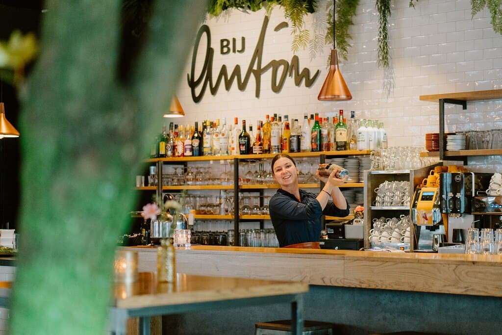 Het maken van een heerlijke cocktail. 