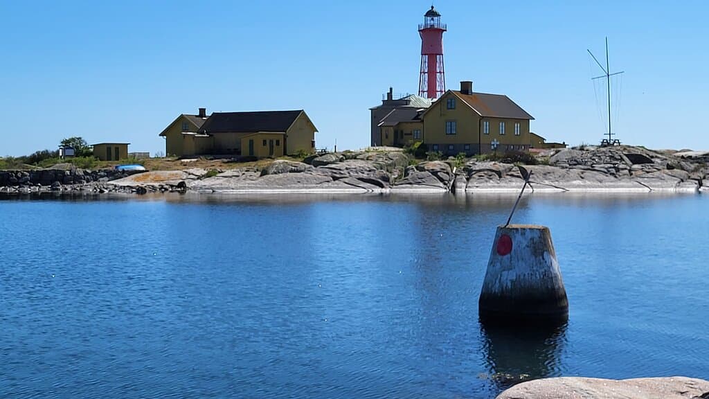 Blick von Norraskär auf den Leuchtturm auf Södraskär