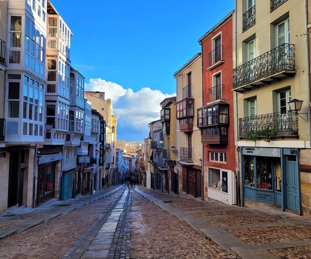 El colorido y la belleza de sus fachas son muy peculiares.