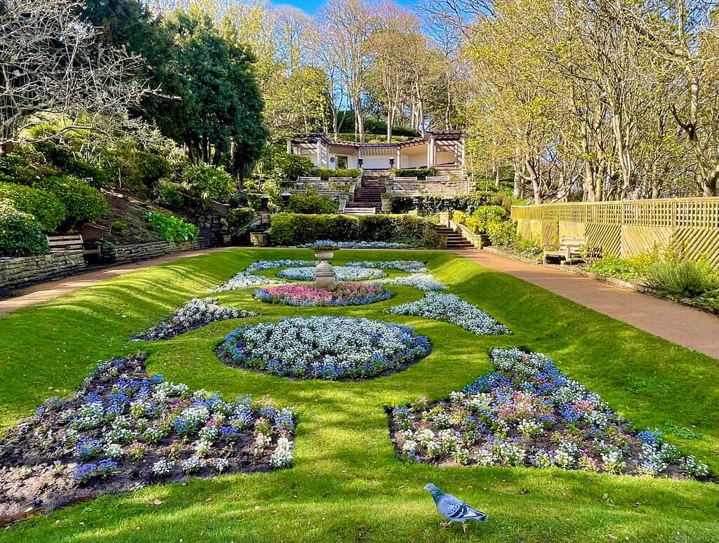 The central landscaped flower beds are just 😍 beautiful. 