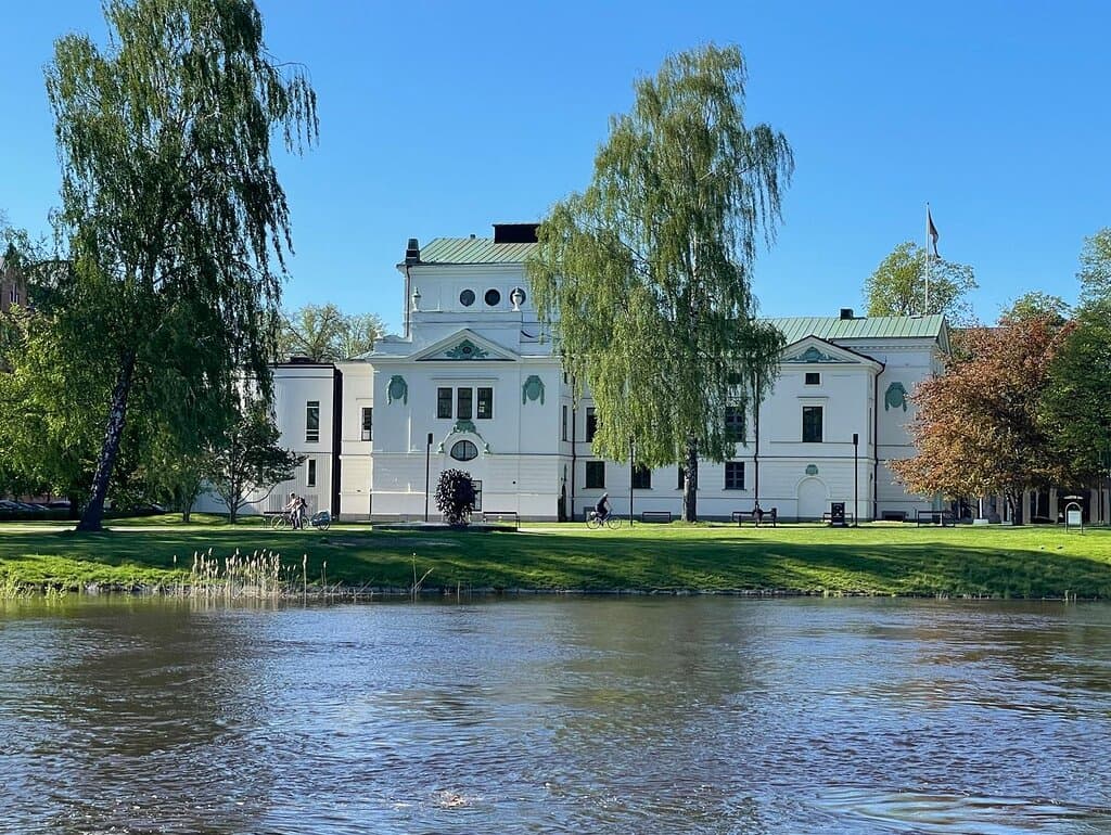 Wermland Operas Stora scen. Ligger intill Klarälvens södra strand i kvarteret Klara i Karlstad.