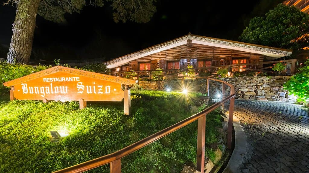 UN CLÁSICO DE PUNTA DEL ESTE Mientras descubre Punta del Este, haga una escapada a Suiza. En una cálida cabaña de Tirol, desde 1960 lo recibimos con lo mejor de la cocina suiza y una atención que harán de su visita un momento para recordar y recomendar. 