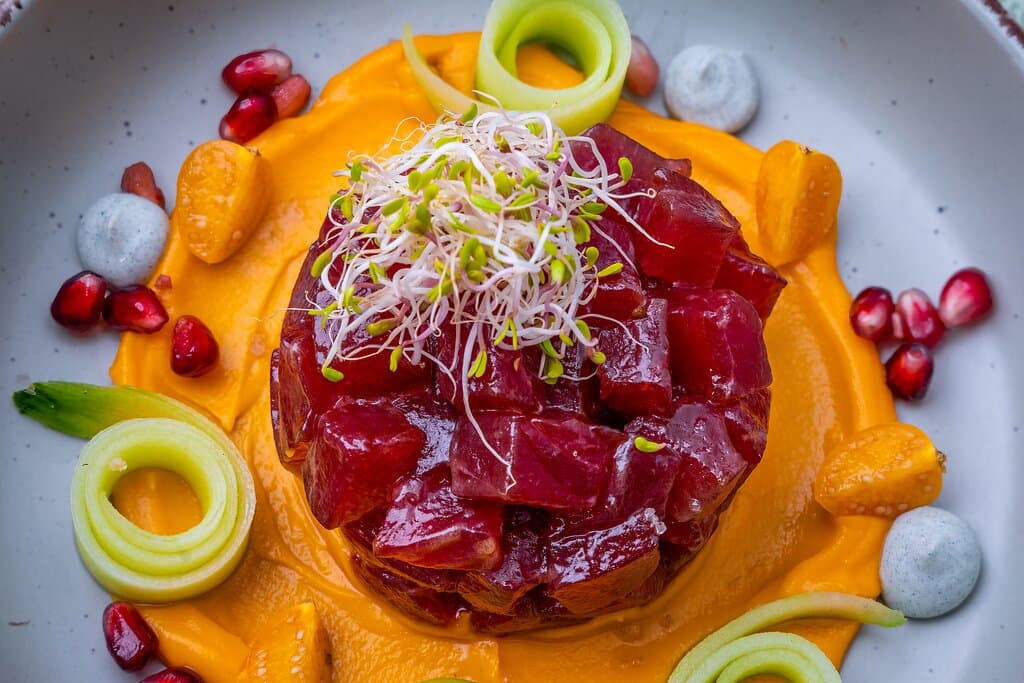 TARTAR DE ATÚN, con crema de boniato y pepino.