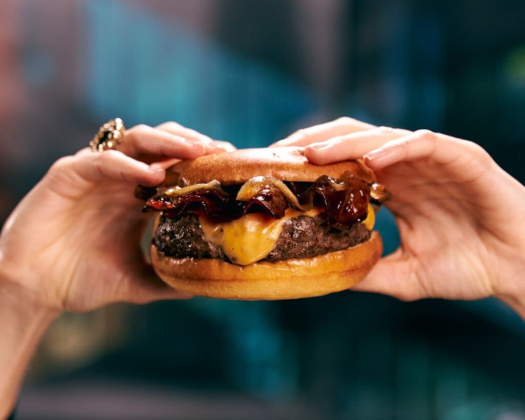 Un tributo a la diversidad de los sabores neoyorquinos: hamburguesas gourmet, carnes  de cocción y ahumado lento, opciones veganas, vegetarianas y sin gluten. 