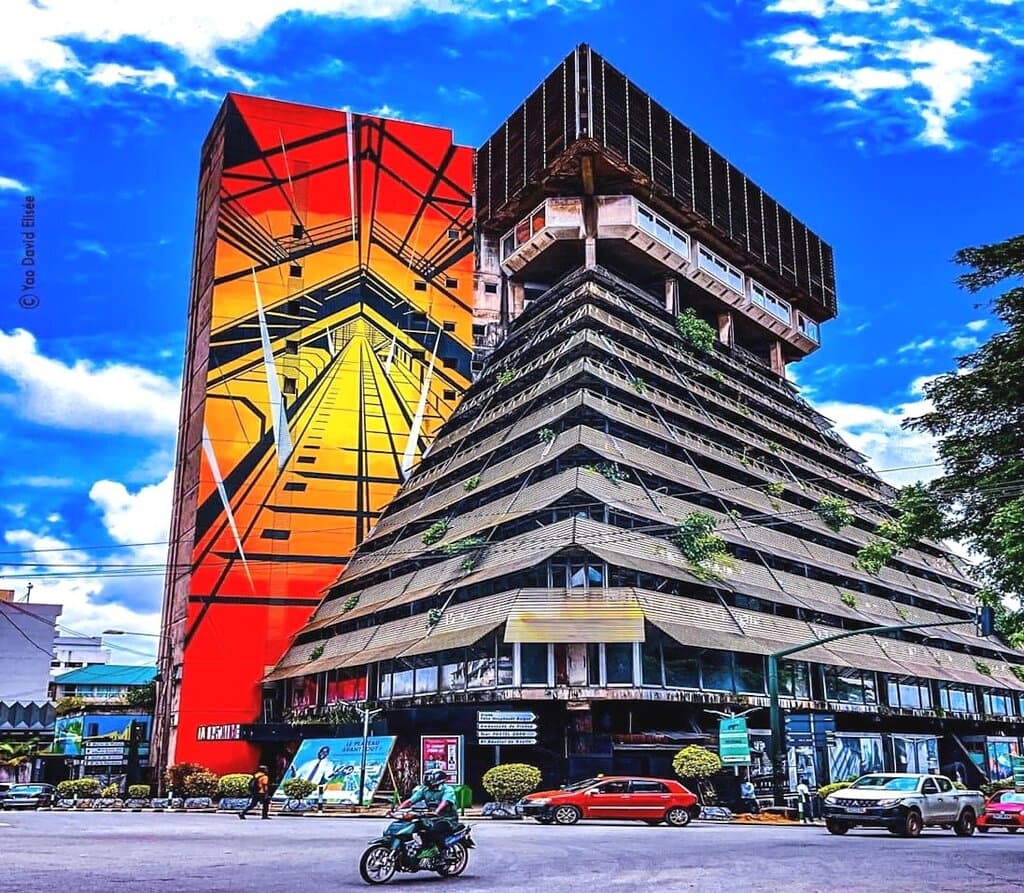 IMMEUBLE " LA PYRAMIDE "