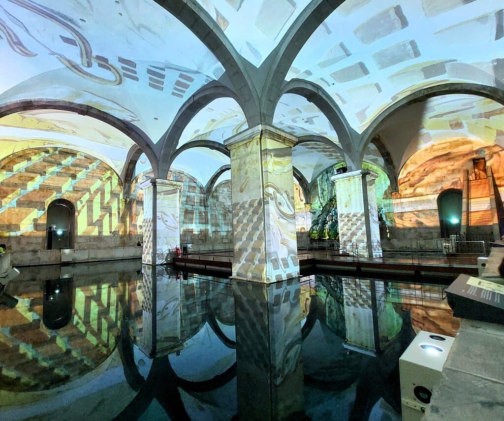 Interno della cisterna, con le immagini proiettate dalla estemporanea installazione multimediale