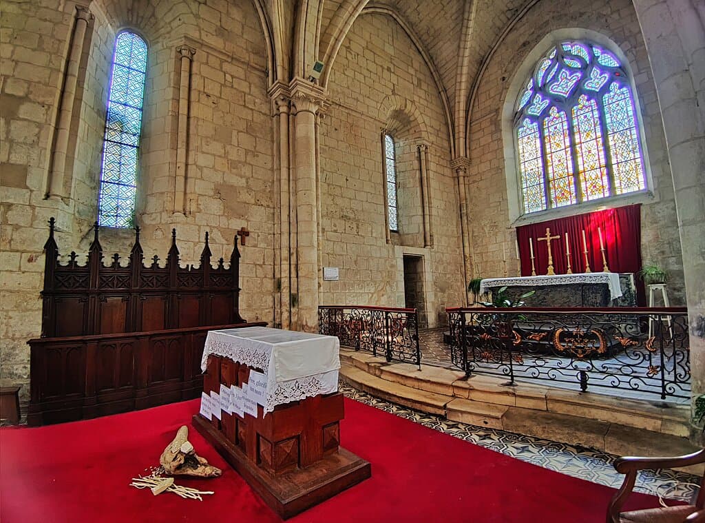 La grande baie gothique du chevet a été ouverte au 15ème, l'église est protégée depuis 1931 par les MH. Cette église est une des richesses du patrimoine bâti de cette cité, elle mérite une visite même si elle est moins prestigieuse que d'autres bâtiments.
