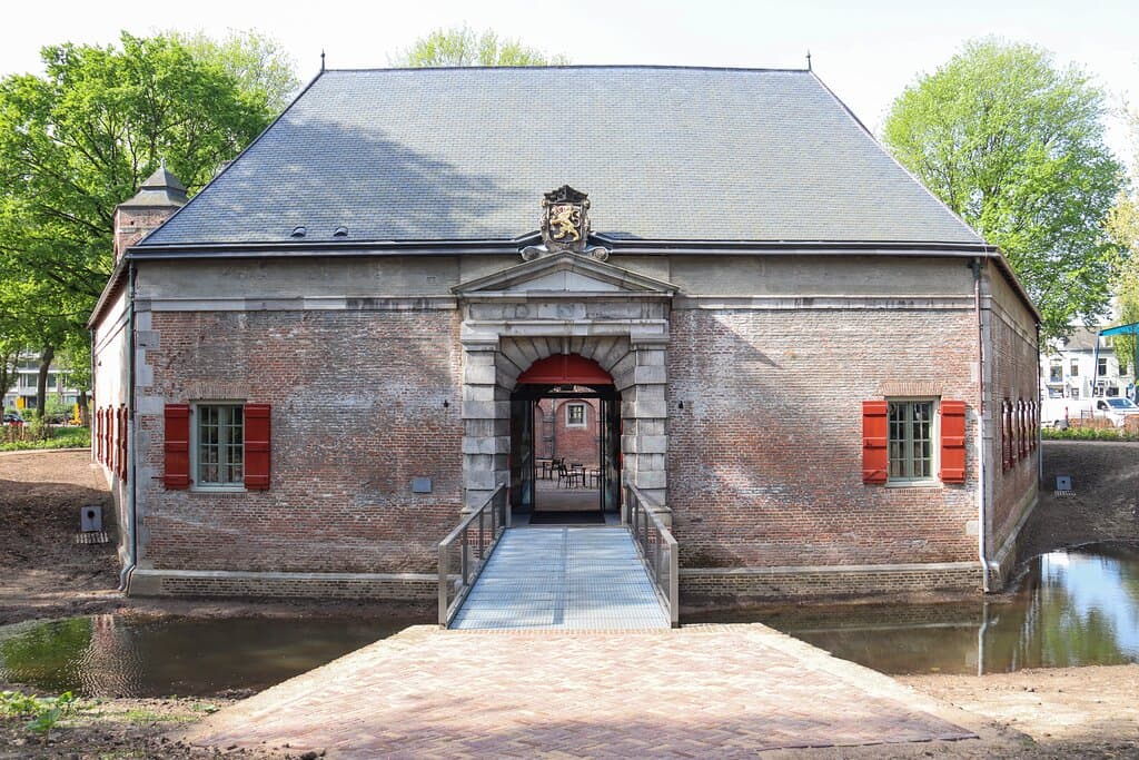 Prachtig historisch gebouw (en tegenwoordig tevens een museum). Het laatste Kruithuis in Nederland van de Tachtigjarige Oorlog.