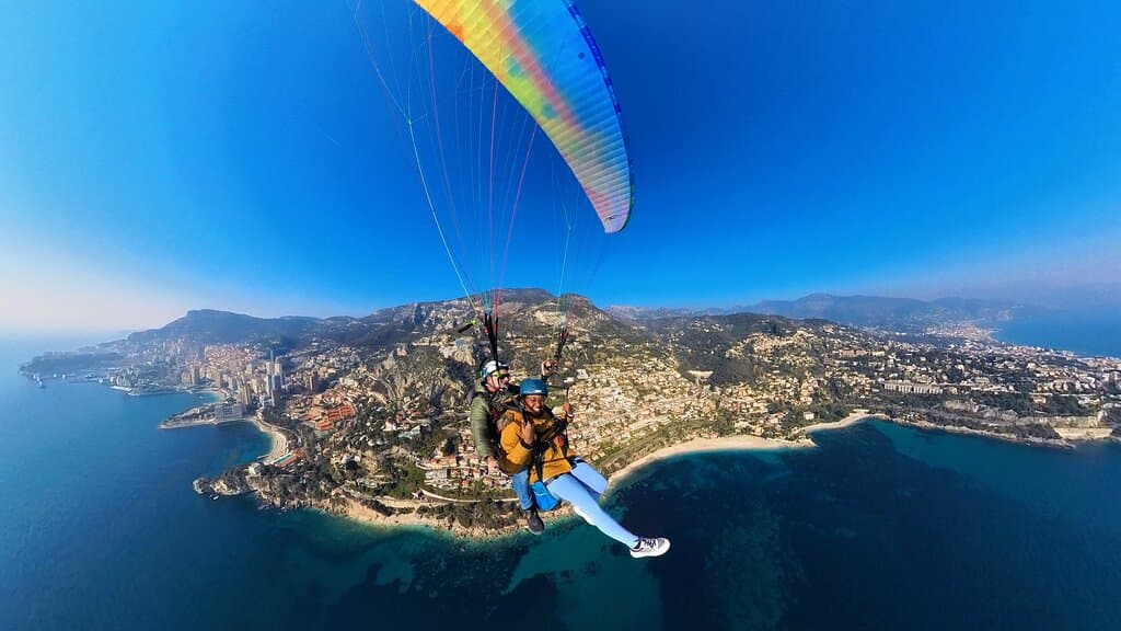 Voler en parapente dans le ciel de la cote d'azur entre Menton et Monaco, sur l'un des plus beaux sites d'Europe à Roquebrune cap Martin (proche de Nice)
C'est possible avec l'équipe d'Azur parapente