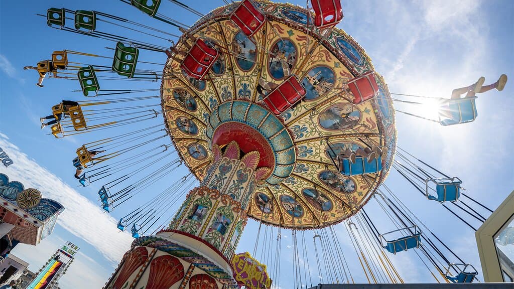 Experience the thrills of our Wave Swinger Ride. 