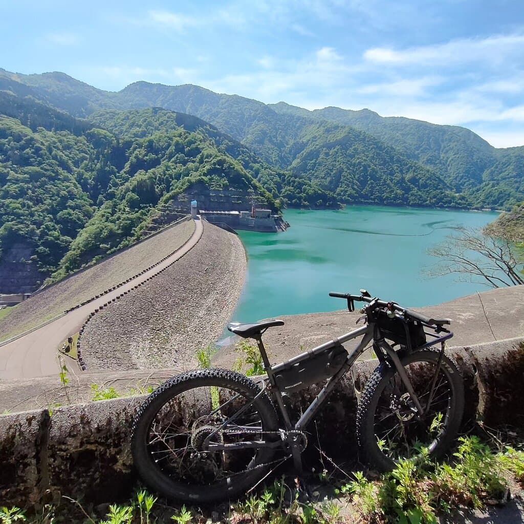 手取川ダムを見おろす。