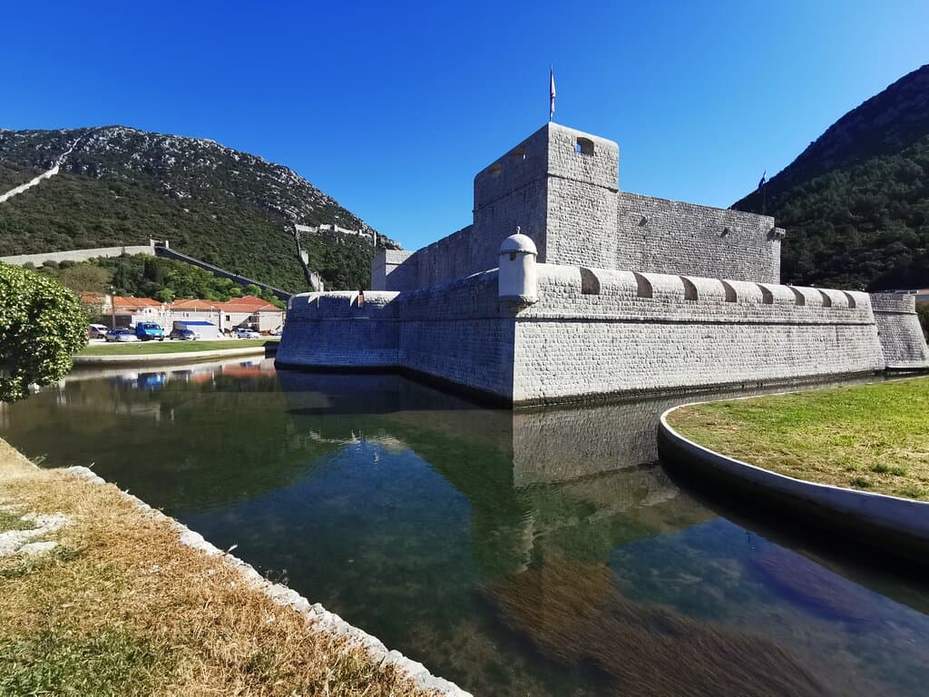 Forte Kastio, na cidade de Ston.