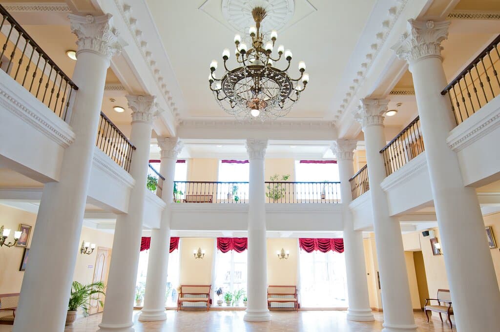 Красивый уютный колонный зал театра настраивает на особый лад. В таком зале всегда хочется фотографироваться  и приходить в нарядных платьях и костюмах.