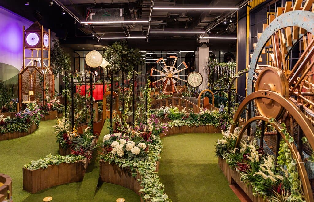 Swingers takes crazy golf from the 1920’s British countryside, gin infused plus-fours, adds NYC's best gourmet street food, banging beats and sticks it in NoMad.