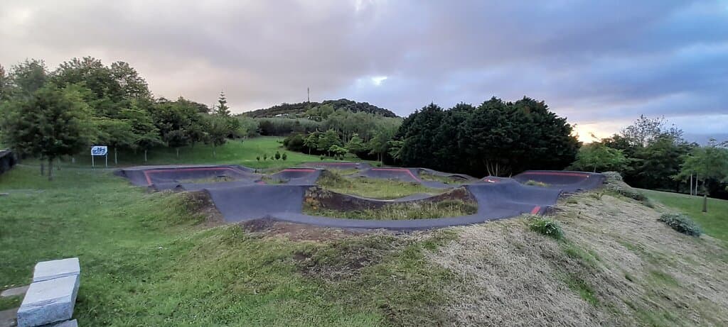 Circuito deportivo; al fondo: pico do Funcho.