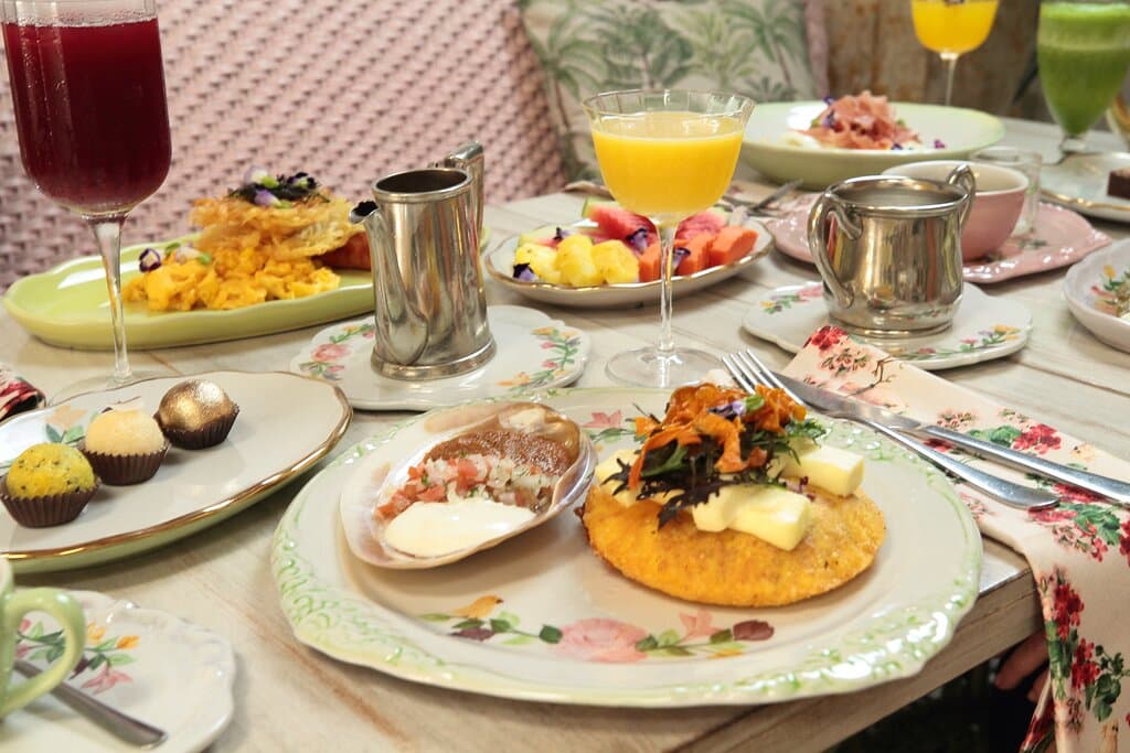 Brunch en mila pasteleria con mimosas y margaritas