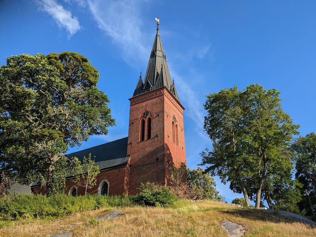 Godt synlig på langt hold. Nåværende kirke er fra 1889.