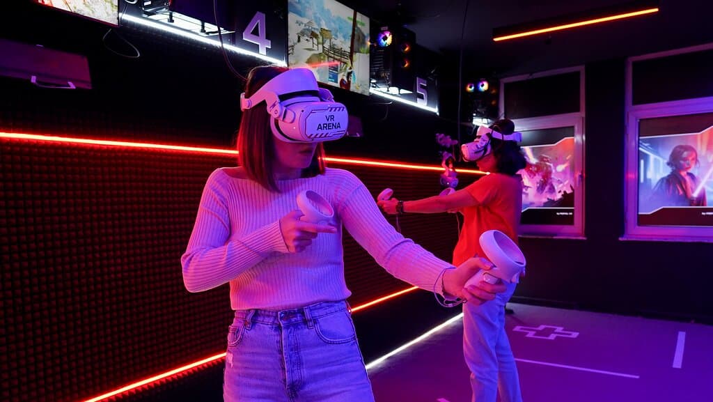 VR Room bölümünde arkadaşınla yapay zekaya karşı mücadele et.