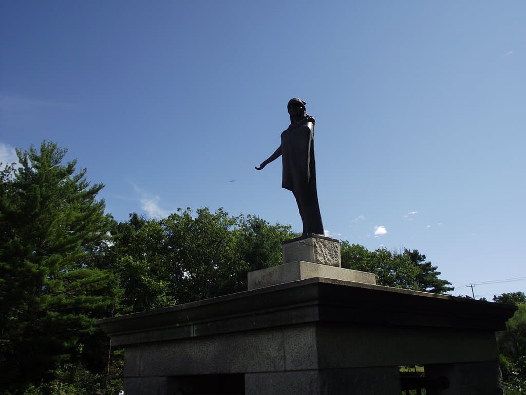 NH - LACONIA - ENDICOTT ROCK STATE HISTORIC SITE - CLOSE-UP OF FIGURE ATOP THE PAVILLION