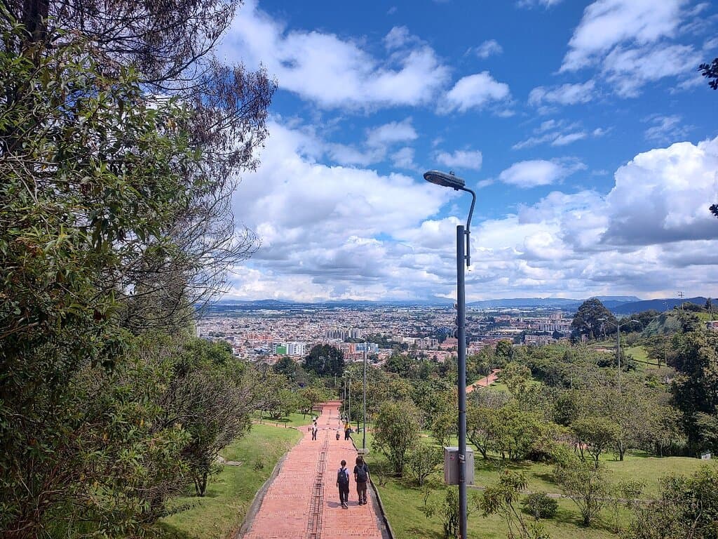 Bonito parque. Seguro con parqueadero  muy aseado me gusto mucho para desconectarse un poco de la ciudad.