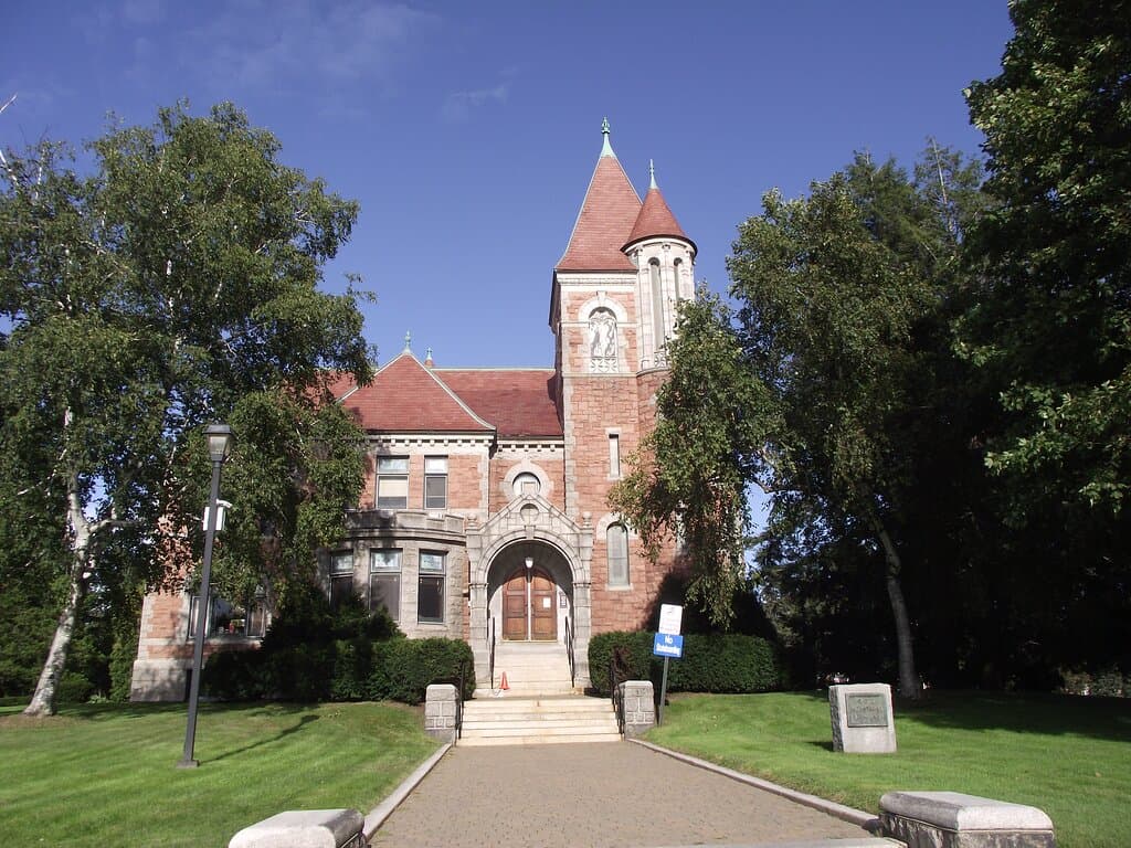 NH - LACONIA - LACONIA PUBLIC LIBRARY - FAÇADE 