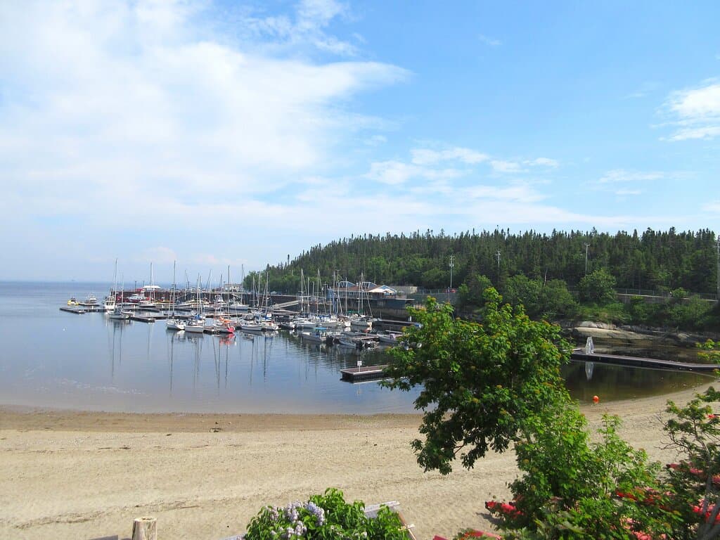 Belle vue sur la marina et la plage