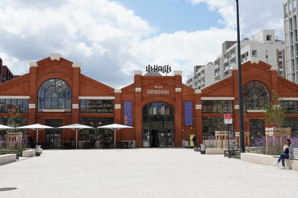 Les Halles de la Cartoucherie, vues de la Place de la Charte des Libertés Commun