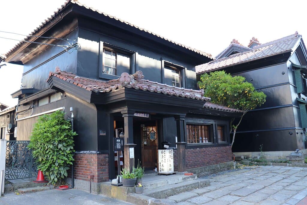 野口英世青春館は会陽医院の建物をそのままに残した喫茶店と資料館です