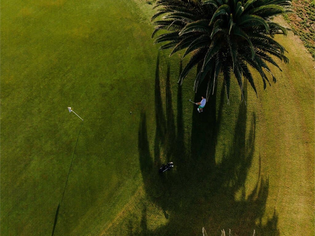 Golfista en acción, capturado desde las alturas