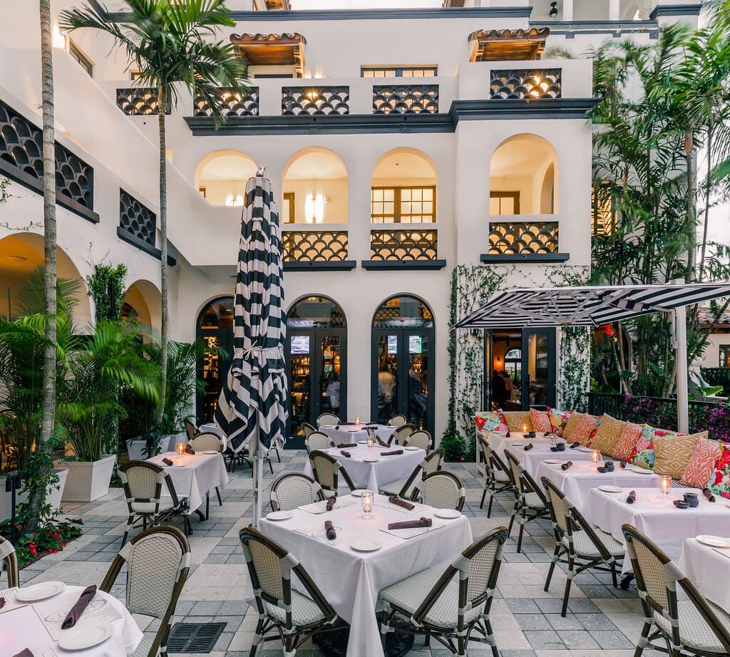 LoLa 41 Palm Beach Courtyard