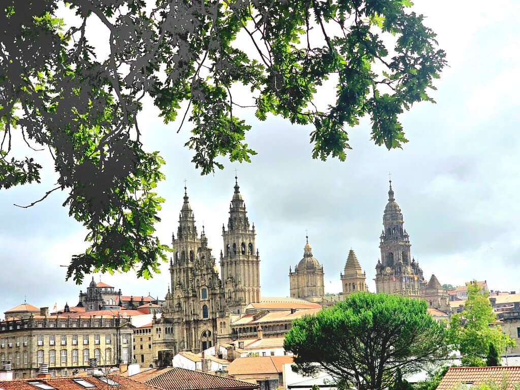 Las Marías (As Duas Marías) Statue
