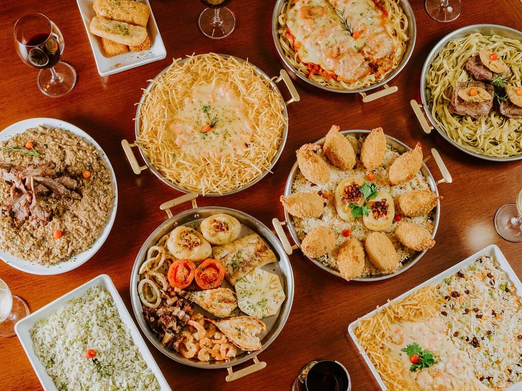 No Restaurante Janga Praia, os pratos bem servidos e preparados com ingredientes selecionados são o destaque. Localizado em frente a praia da Ponta Verde, oferece um ambiente super agradável e elegante, o cardápio extenso inclui frutos do mar como camarão e lagosta, além de saladas e carnes. 