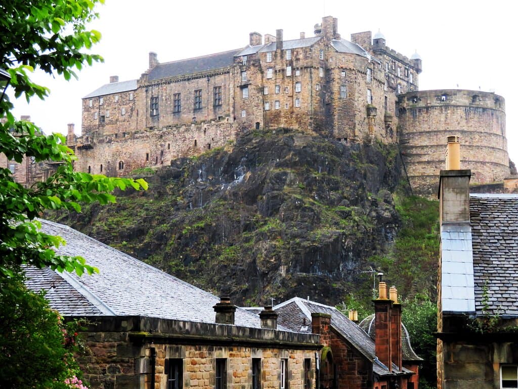 Il castello visto dalla scalinata del Vennel