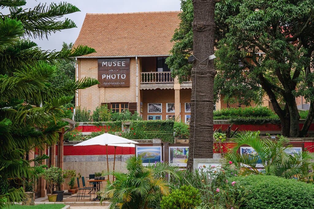 Les jardins du Musée portent le nom de Richard Andriamanjato (1930-2013), ancien maire d’Antananarivo (1959–1976), qui occupait autrefois le bâtiment abritant aujourd’hui le Musée de la Photo. 🏛️
Ouverts gratuitement au grand public du mardi au dimanche, de 10h à 17h, ces jardins offrent un espace de détente et de découverte pour tous. 🌸📸
