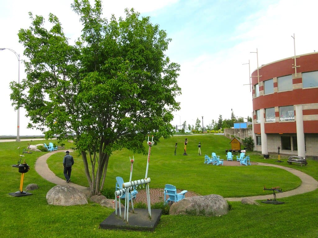 Exposition de sculptures à l'extérieur "Le Grand Jardin de Germaine Normand", Œuvres de Roland Joncas à partir de matériaux recyclés, Gratuit à l'extérieur
