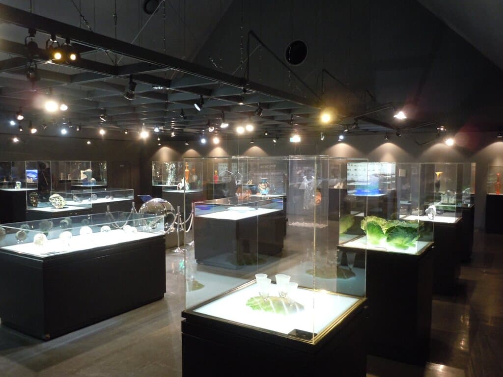 美術館内　ガラス工芸品の展示