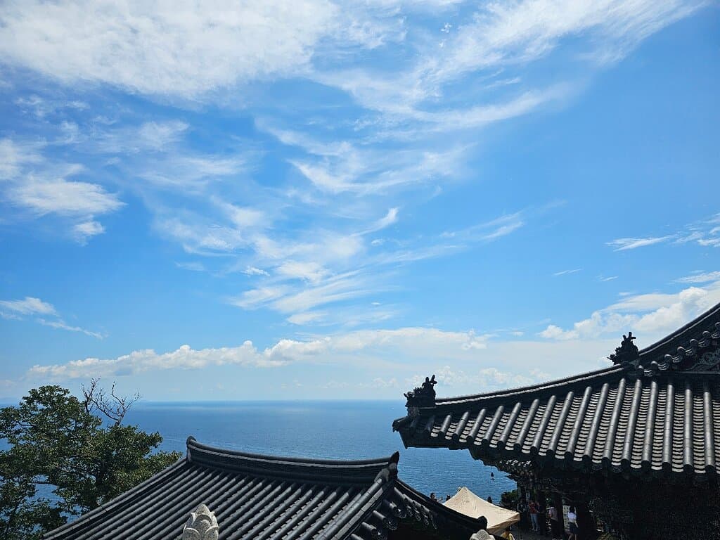 I like buddish temples. I've been to many different ones, yet this one was very interesting.  The footway to the main temple made me feel like I am exploring secret ways to forbidden city.  I highly recommend it.