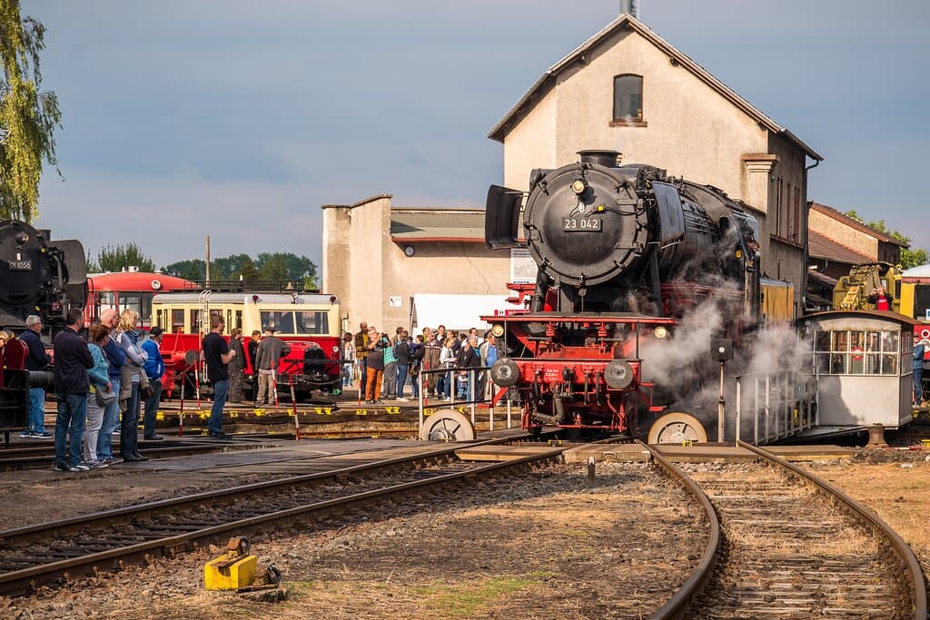 Dampflok 23 042 auf der Drehscheibe des Eisenbahnmuseums in Aktion.