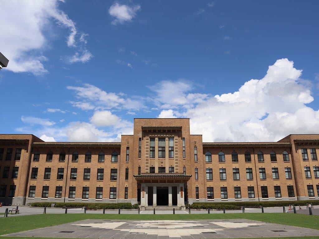 間￥山梨県庁舎別館全景